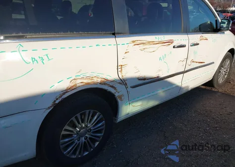 2013 Chrysler Town & Country Touring-L z USA, uszkodzony, nr VIN 2C4RC1CG6DR535228